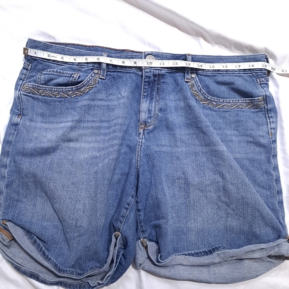 Eddie Bauer | Blue embroidered women's jean shorts pinned up sides - Picture 6 of 8